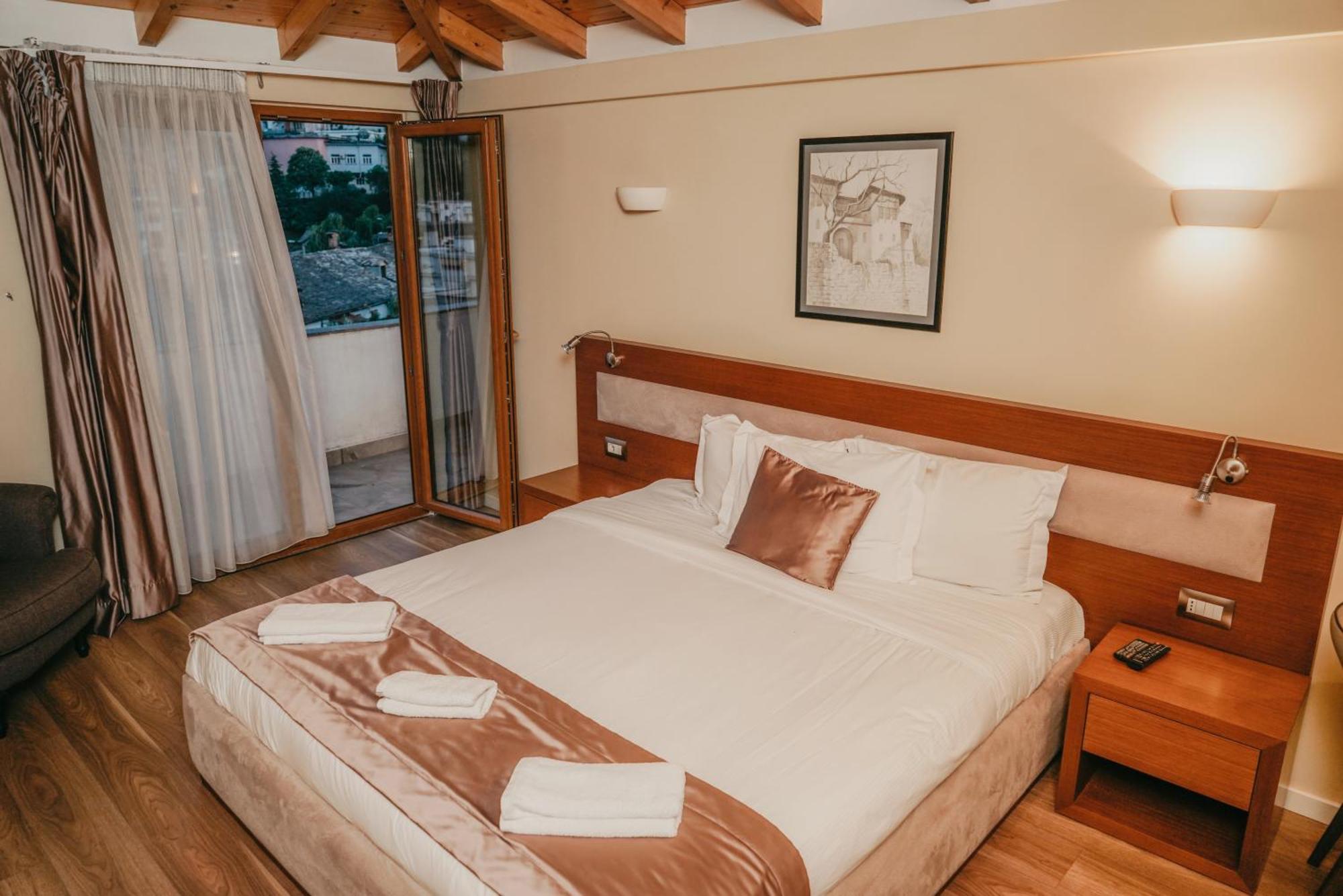 Center Hotel Gjirokaster Luaran gambar